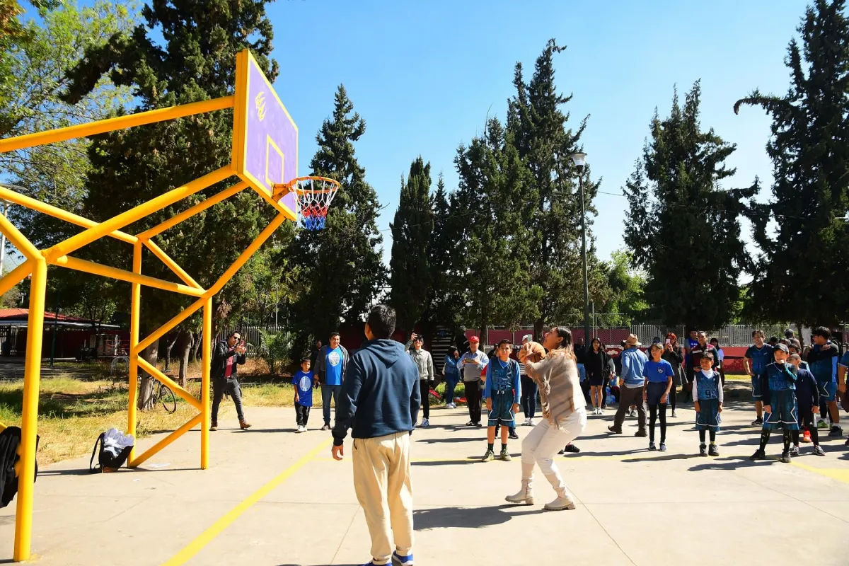 La alcaldesa @nancynunez.mx visitó este sábado las instalaciones del Deportivo Xochinahuac