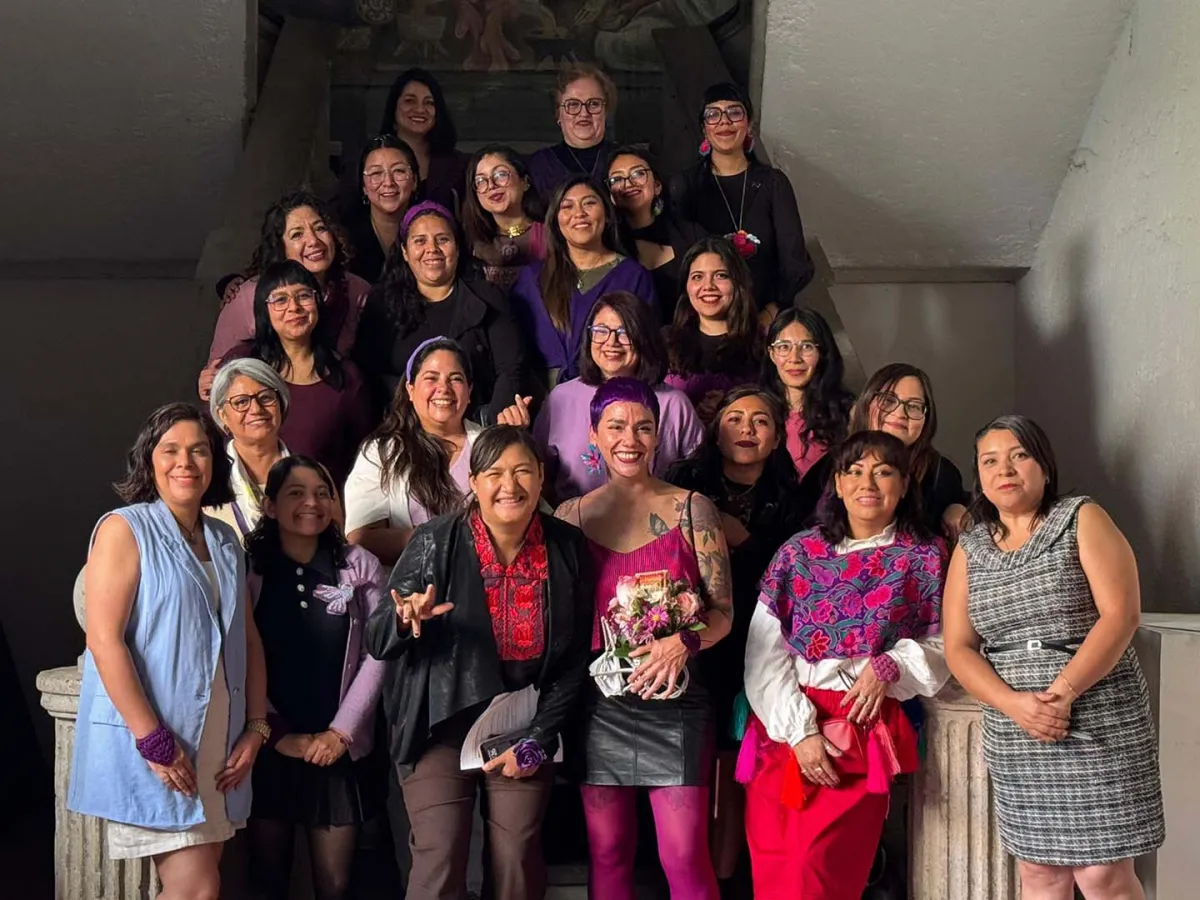 Exposición Textil Colectiva “Hilos Violeta”